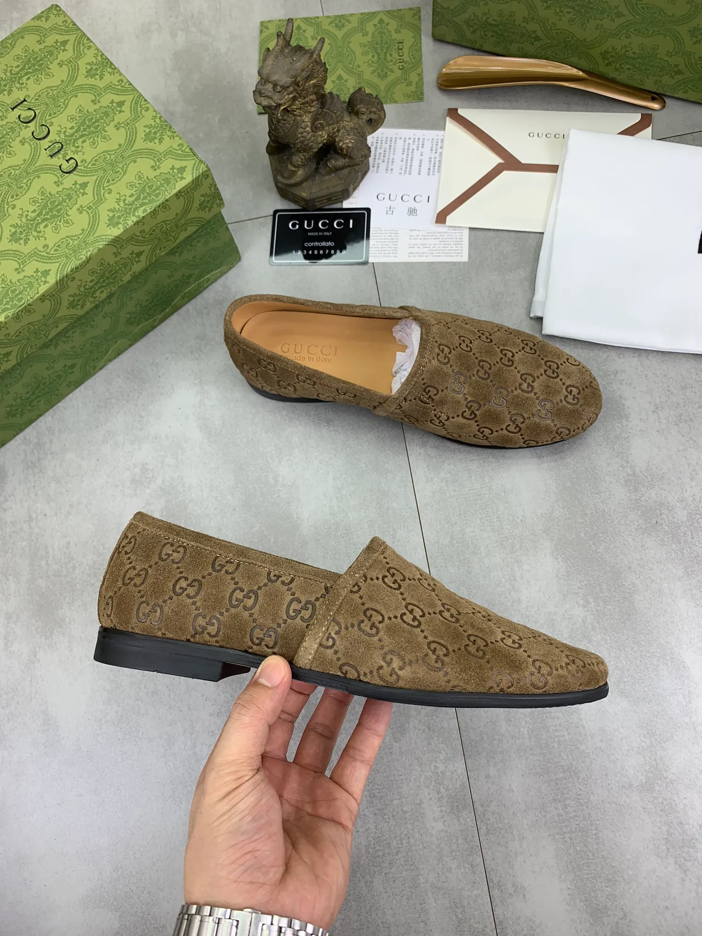 Men's Men's Shoes 💰P500💰【New Style】Water-dyed Niuli Gucci's most popular selection of lazy slip-on leather shoes (Gucci) official website latest Gucci lazy leather shoes, hot style 💥 simple and elegant style, exclusive for trendy men. Unique official website latest brand original double G embossing Elements 👑 Original Gucci decoration, fashionable and elegant, fabric original calfskin ✅ fully imported first-layer cowhide lining, official website designated wear-resistant, rubber business outsole, classic model taken at the counter in real life 🎬38-44 Various colors available